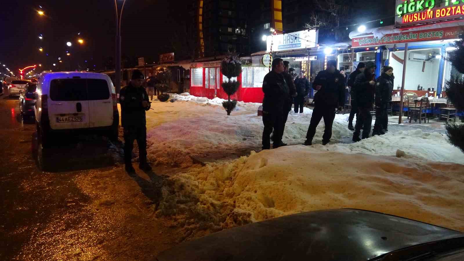 Malatya’da husumetlilerin bıçaklı kavgasında: 2’si ağır 3 kişi yaralandı
