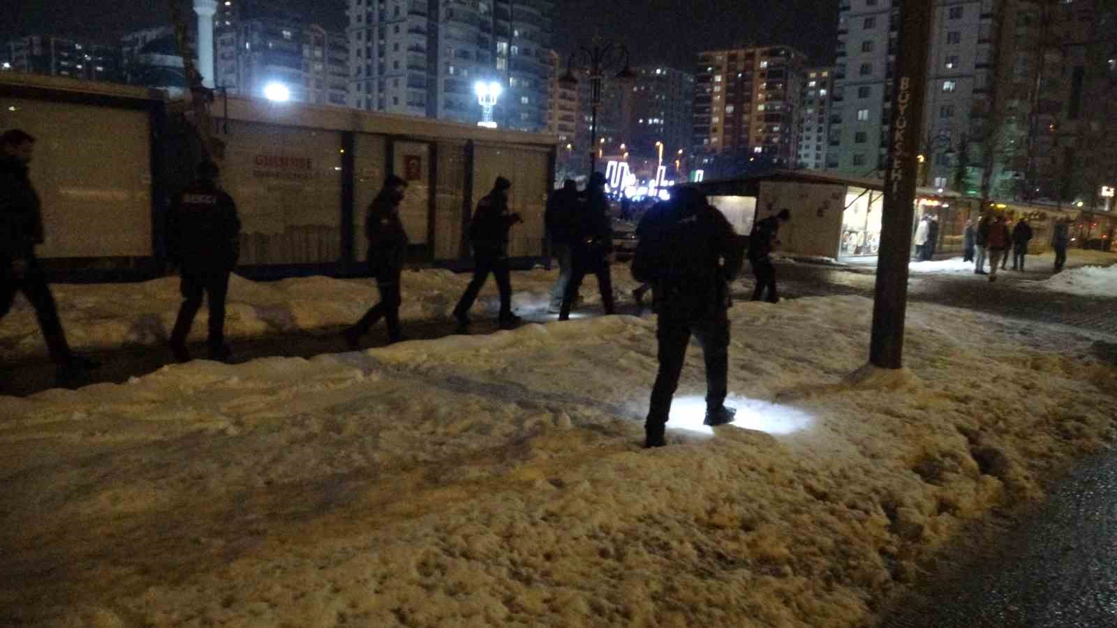 Malatya’da husumetlilerin bıçaklı kavgasında: 2’si ağır 3 kişi yaralandı
