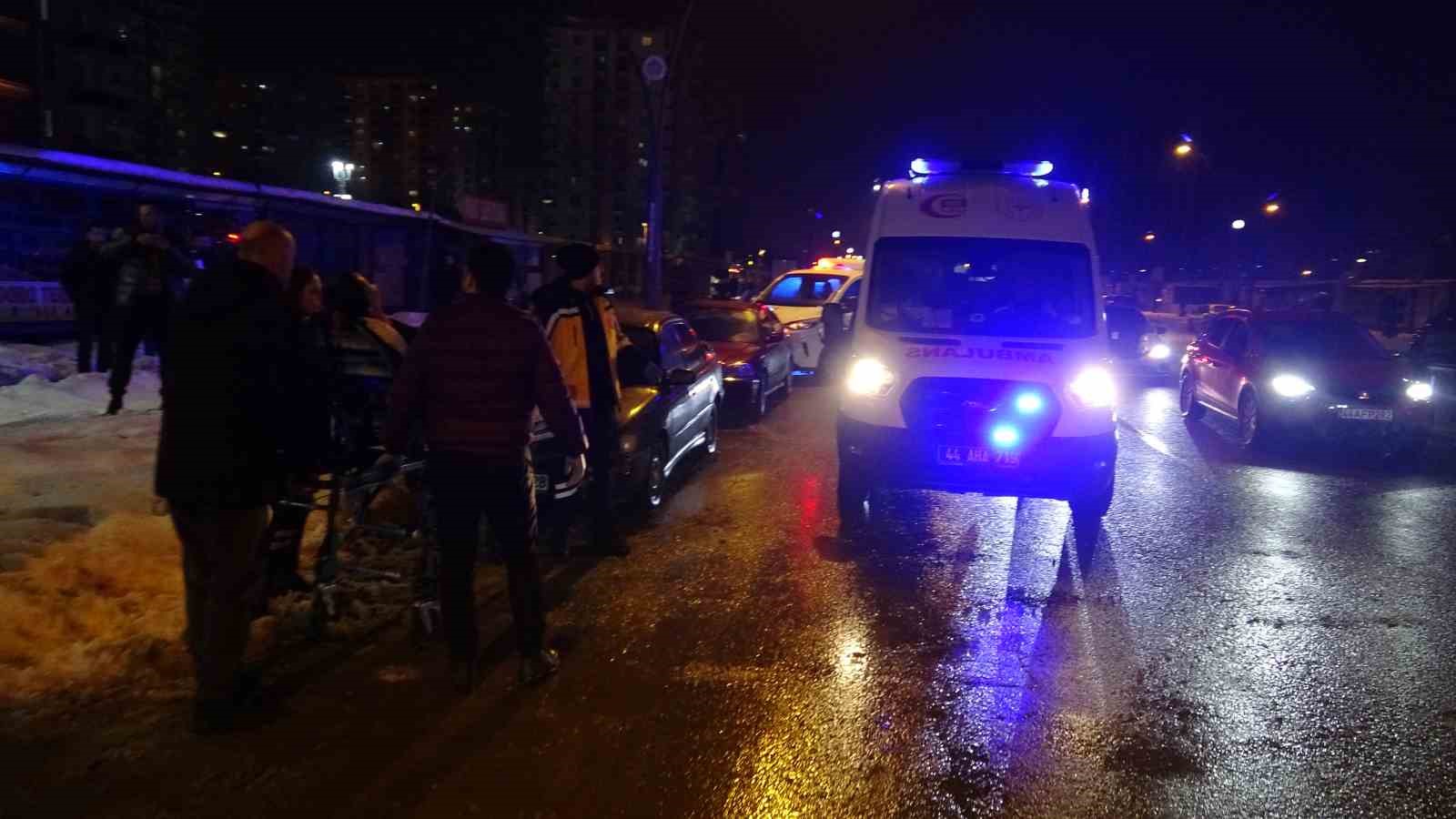 Malatya’da husumetlilerin bıçaklı kavgasında: 2’si ağır 3 kişi yaralandı
