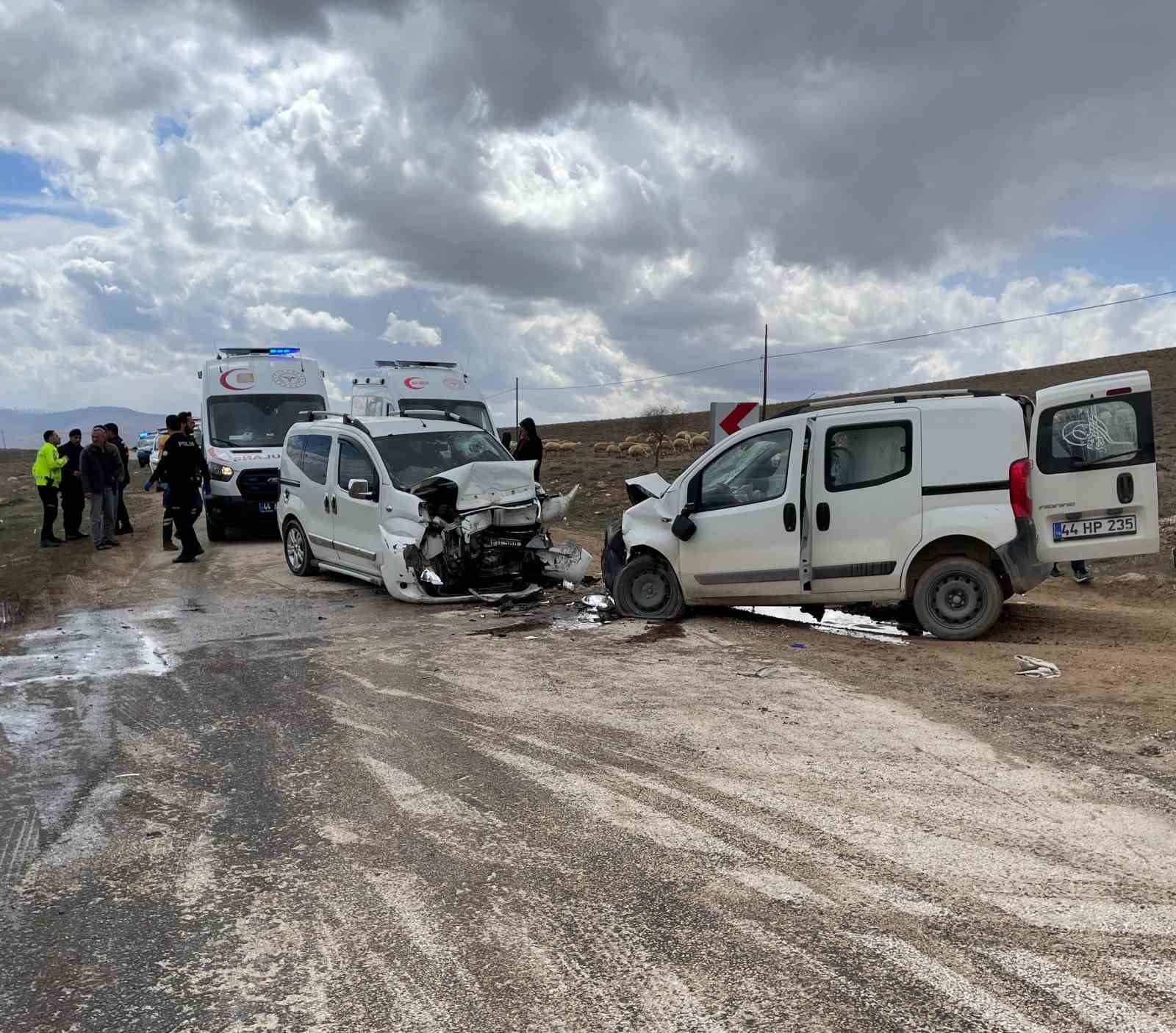 Malatya’da iki araç kafa kafaya çarpıştı: 4 yaralı
