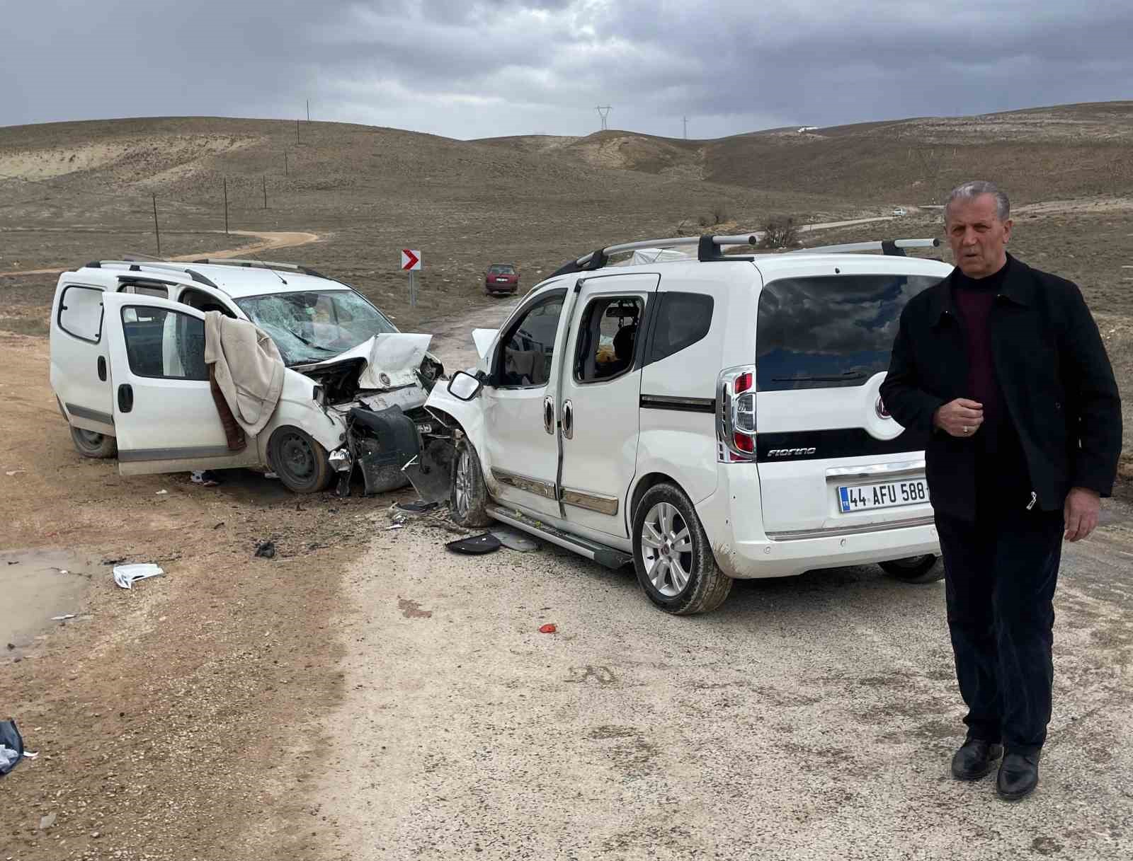 Malatya’da iki araç kafa kafaya çarpıştı: 4 yaralı
