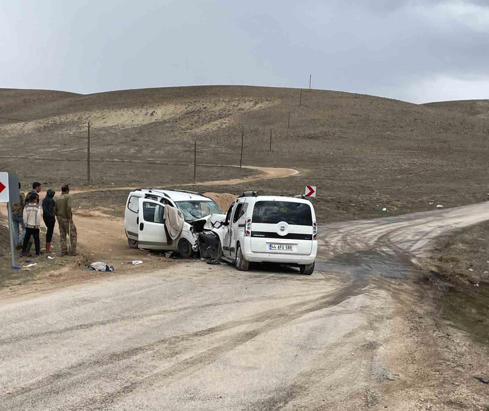 Malatya’da iki araç kafa kafaya çarpıştı: 4 yaralı
