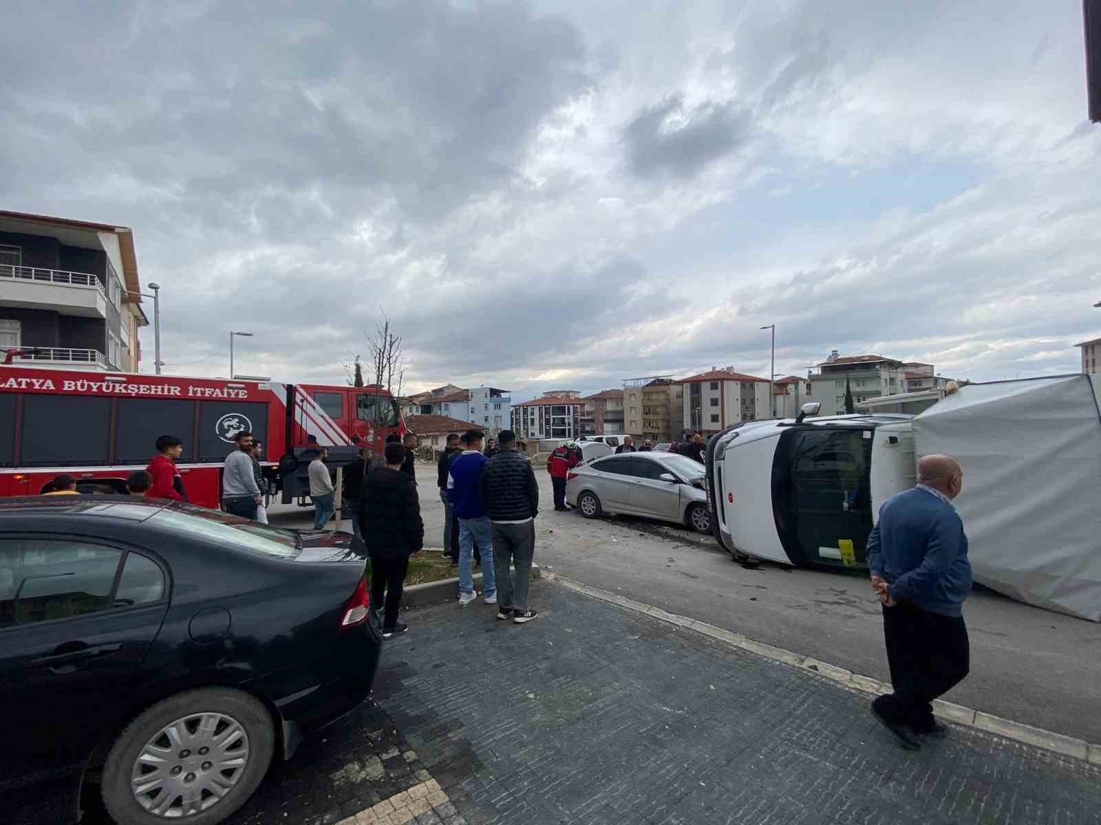 Malatya’da kamyonet ile otomobil çarpıştı: 2 yaralı
