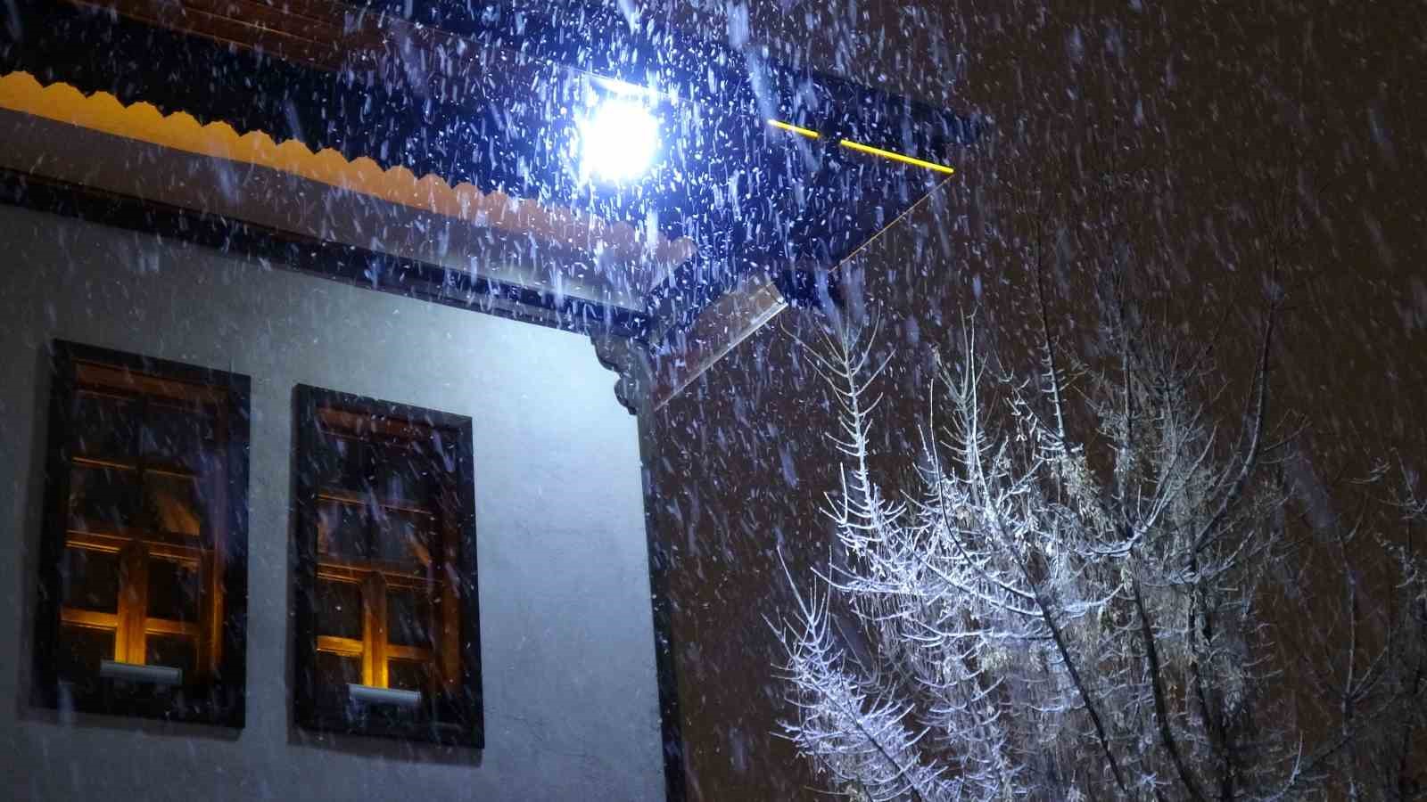 Malatya’da kar yağışı ulaşımda aksamalara yol açtı
