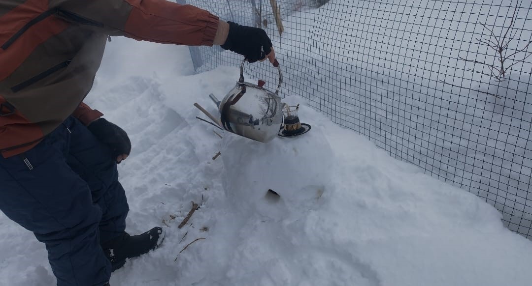 Malatya’da kardan soba yapan esnaf çay demledi
