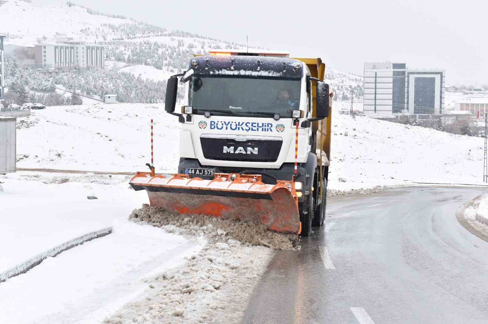 Malatya’da karla mücadele sürüyor
Malatya’da karla mücadele sürüyor