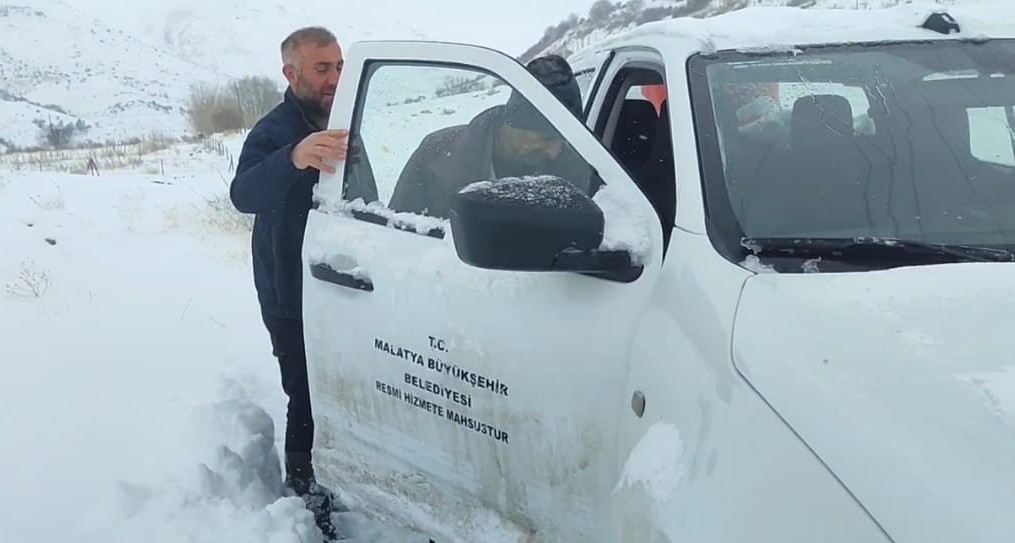 Malatya’da karlı yolda kalan araç ve hasta vatandaşlara büyükşehir ekipleri yetişti
