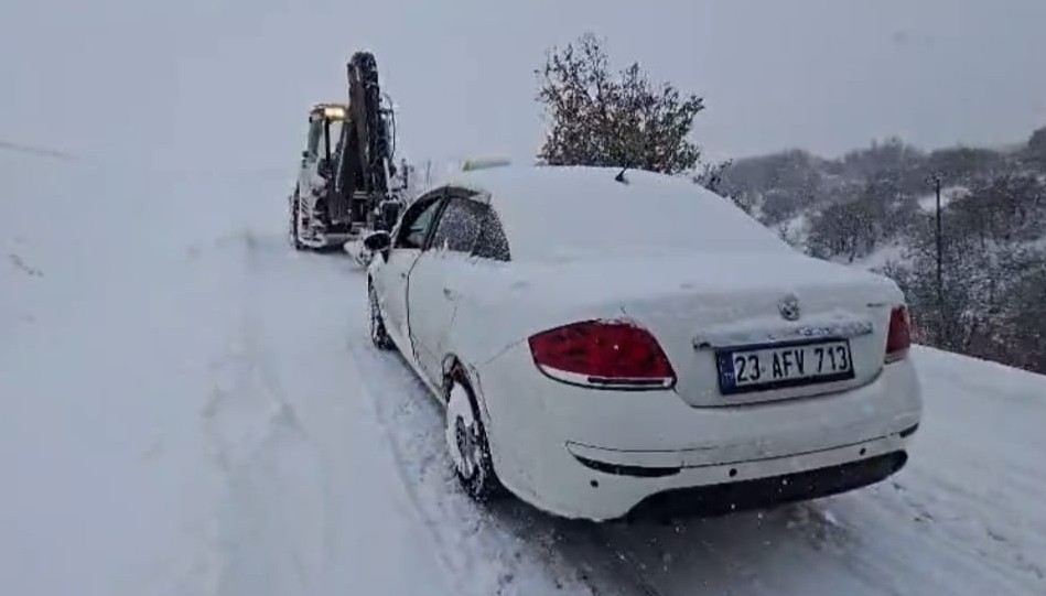 Malatya’da karlı yolda kalan araç ve hasta vatandaşlara büyükşehir ekipleri yetişti
