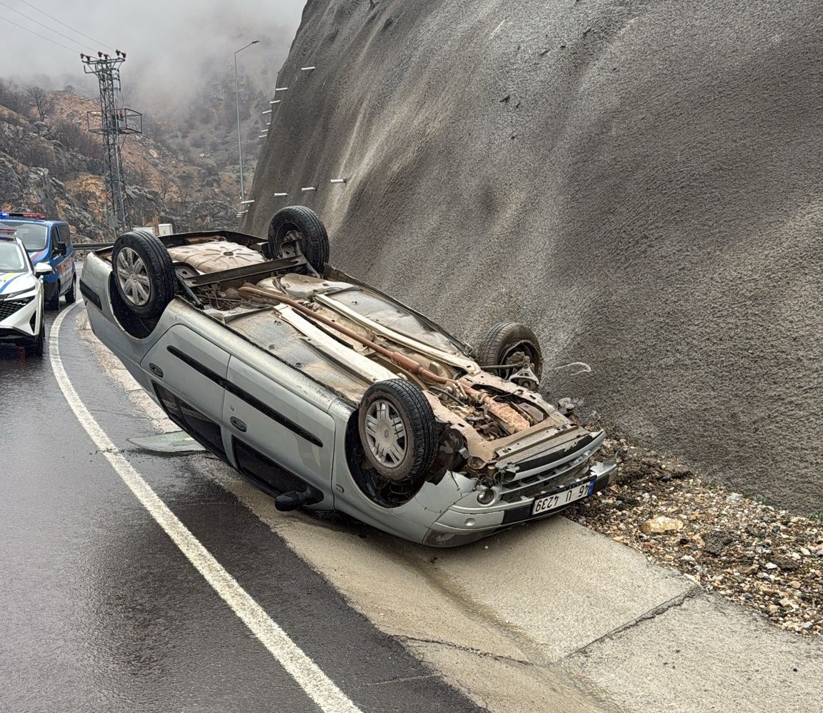 Malatya’da kontrolden çıkan araç devrildi: 5 yaralı
