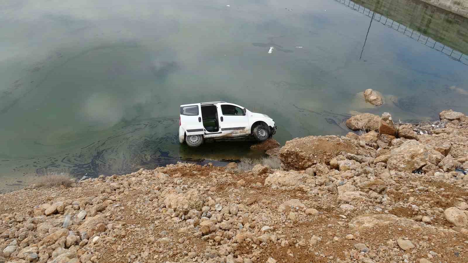 Malatya’da kontrolden çıkan araç gölete düştü

