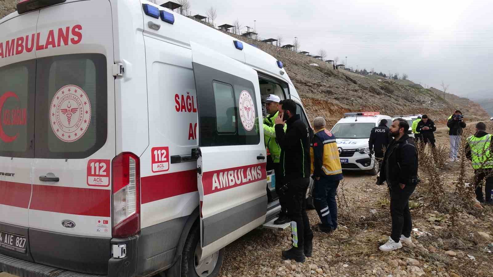 Malatya’da kontrolden çıkan araç gölete düştü
