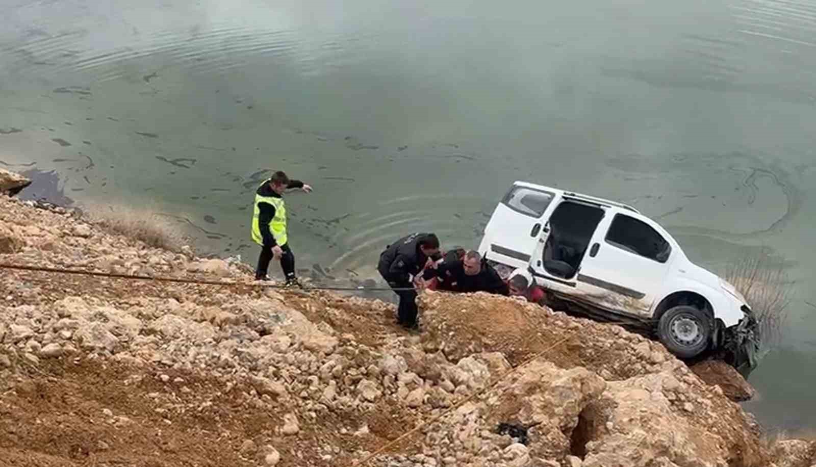 Malatya’da kontrolden çıkan araç gölete düştü
