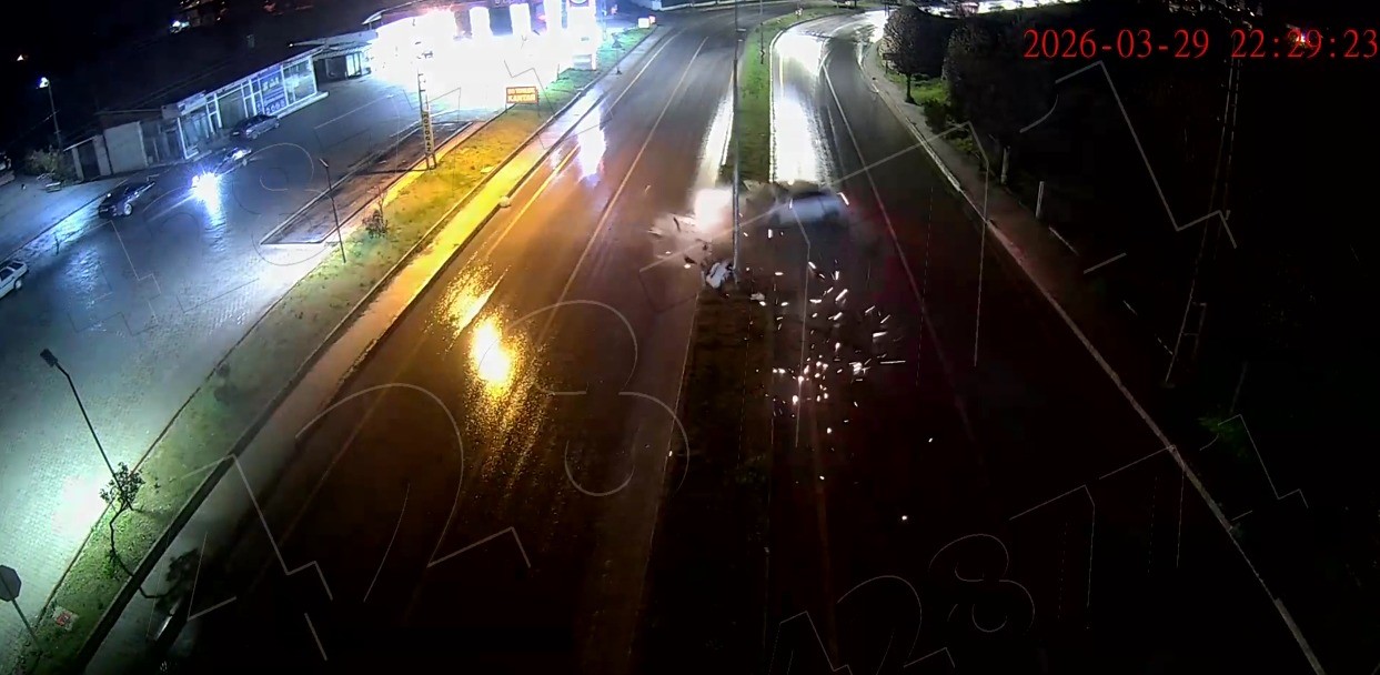 Malatya’da kontrolden çıkan araç refüje çarptı
