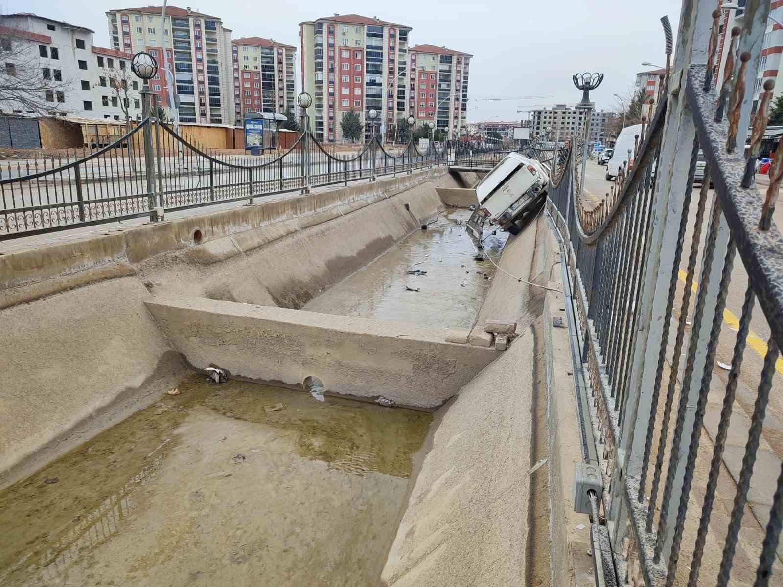 Malatya’da kontrolden çıkan pikap kanala uçtu
