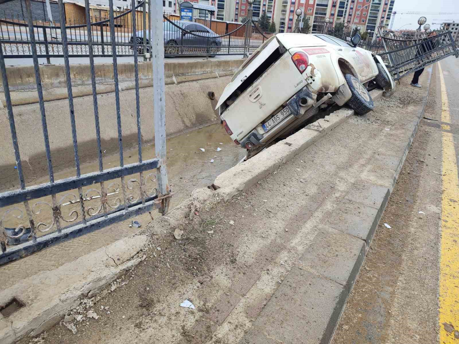Malatya’da kontrolden çıkan pikap kanala uçtu
