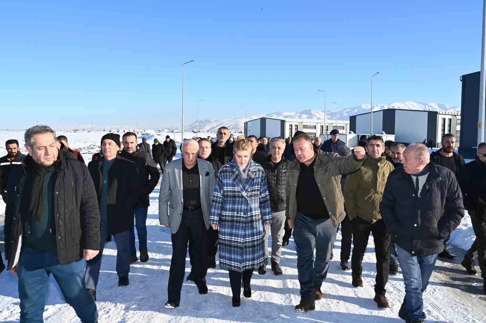 Malatya’da konut, rezerv alan ve sanayi için yoğun mesai
Malatya’da konut, rezerv alan ve sanayi için yoğun mesai