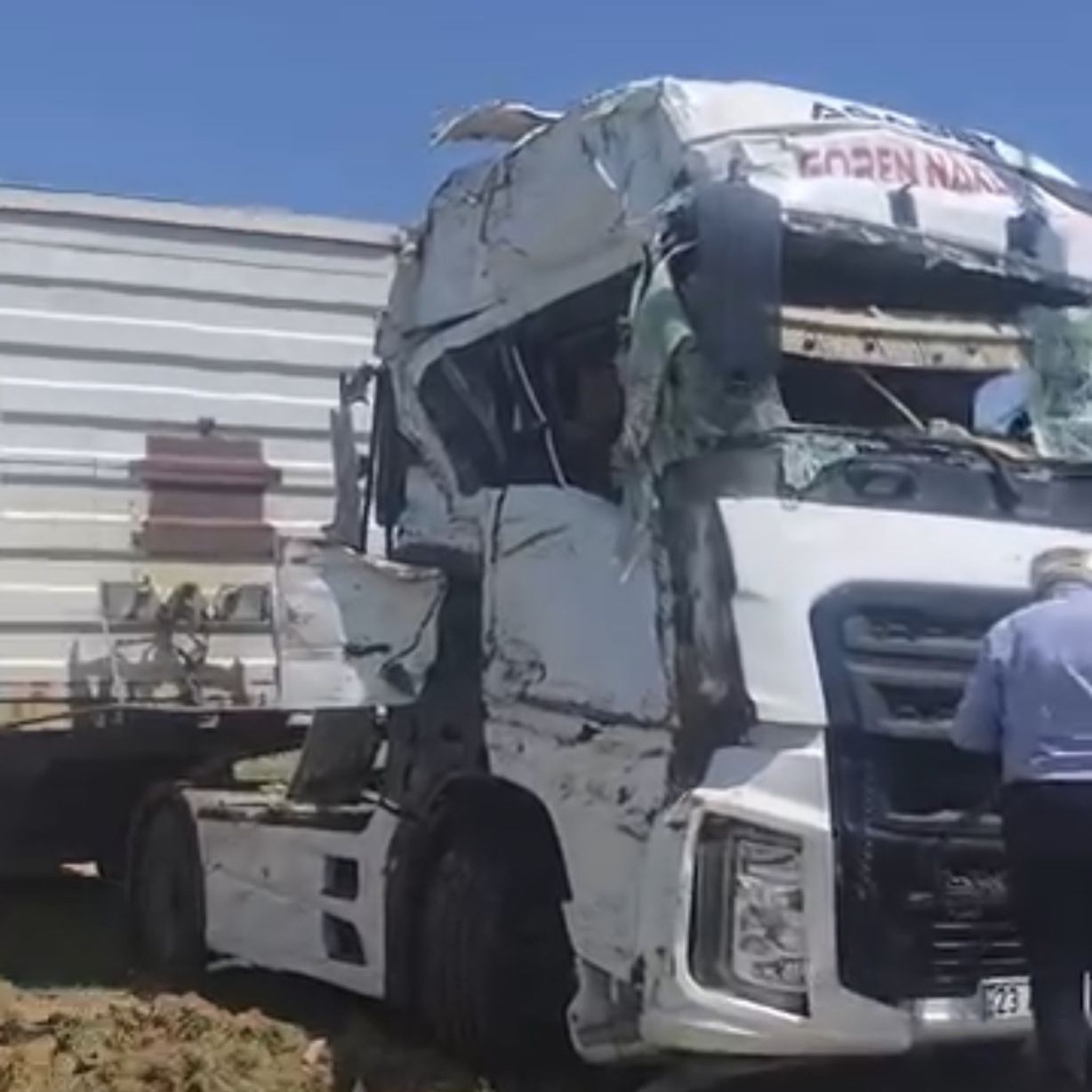 Malatya’da küçükbaş hayvan yüklü tır devrildi: 2 kişi yaralandı, 80 koyun telef oldu
