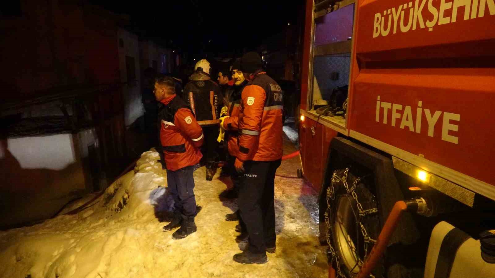 Malatya’da müstakil evde yangın: Mahsur kalan kadın kurtarıldı

