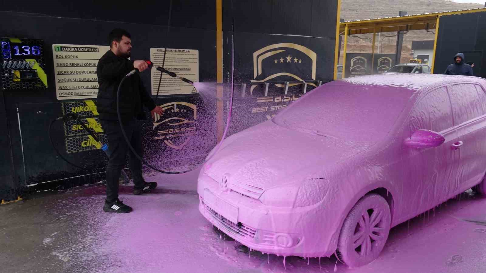 Malatya’da oto yıkamaya renk geldi

