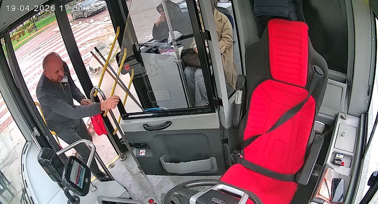 Malatya’da otobüs şoförünün bayrak hassasiyeti
