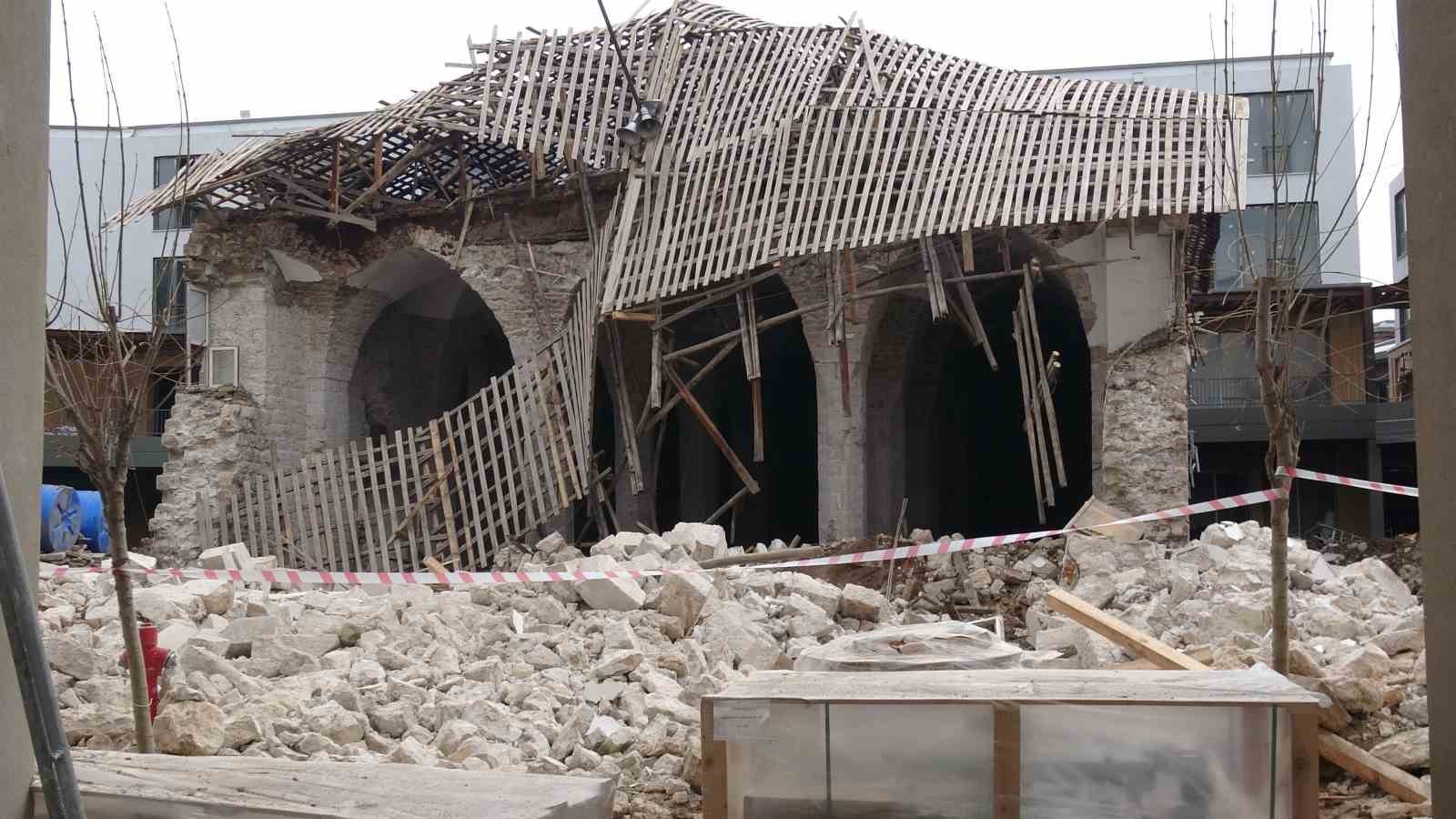 Malatya’da restorasyondaki caminin duvarında göçük meydana geldi: 1 yaralı
