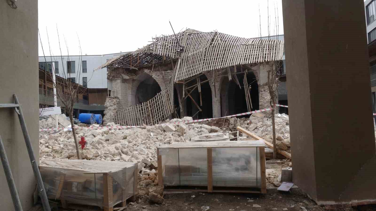 Malatya’da restorasyondaki caminin duvarında göçük meydana geldi: 1 yaralı
