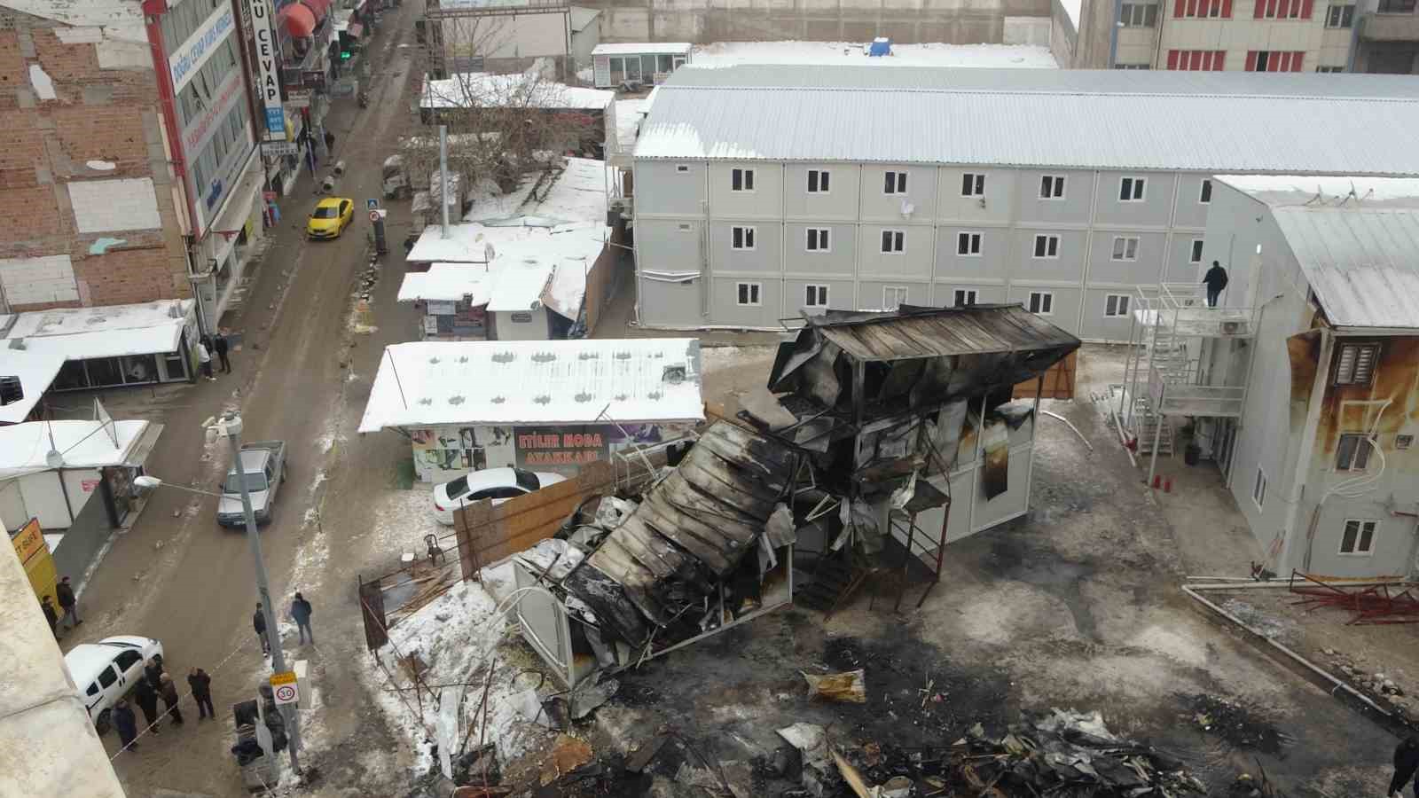 Malatya’da şantiyede çıkan yangının hasarı gündüz görüntülendi
Malatya’da şantiyede çıkan yangının hasarı gündüz görüntülendi