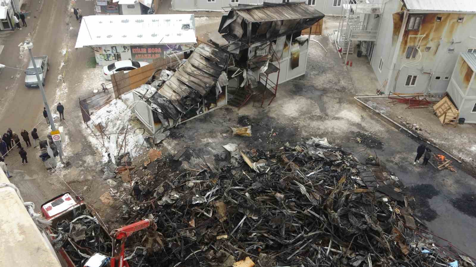 Malatya’da şantiyede çıkan yangının hasarı gündüz görüntülendi
Malatya’da şantiyede çıkan yangının hasarı gündüz görüntülendi