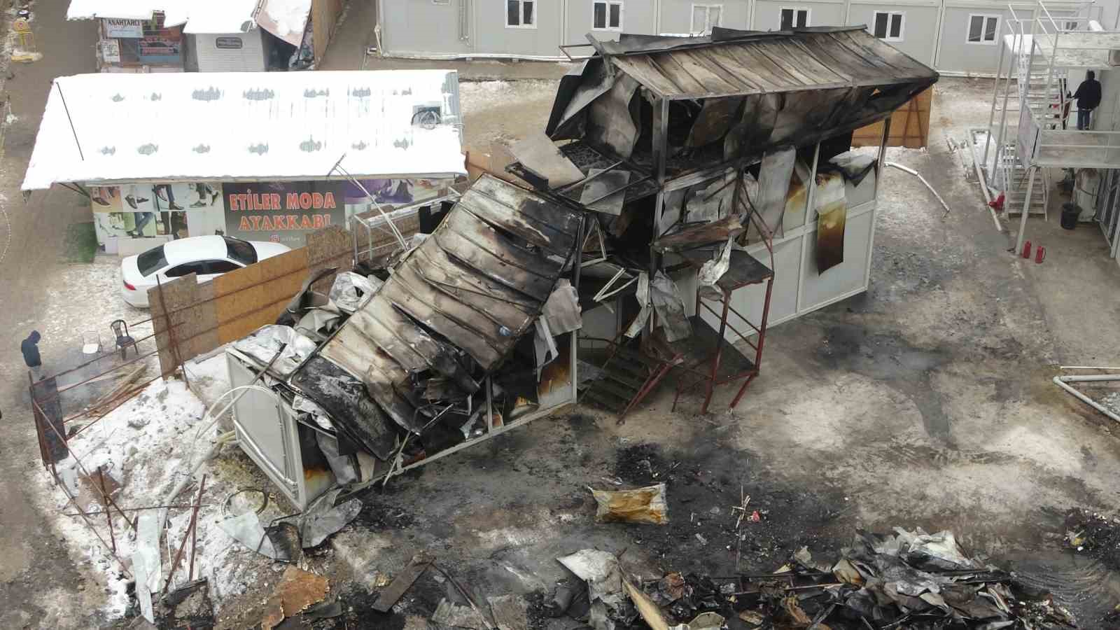 Malatya’da şantiyede çıkan yangının hasarı gündüz görüntülendi
Malatya’da şantiyede çıkan yangının hasarı gündüz görüntülendi