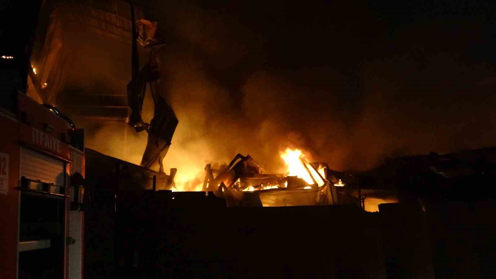 Malatya’da şantiyede çıkan yangının hasarı gündüz görüntülendi
Malatya’da şantiyede çıkan yangının hasarı gündüz görüntülendi