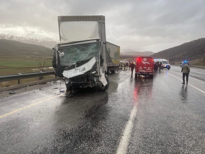 Malatya’da tır ile otomobil kafa kafaya çarpıştı: 3 ölü, 1 yaralı
