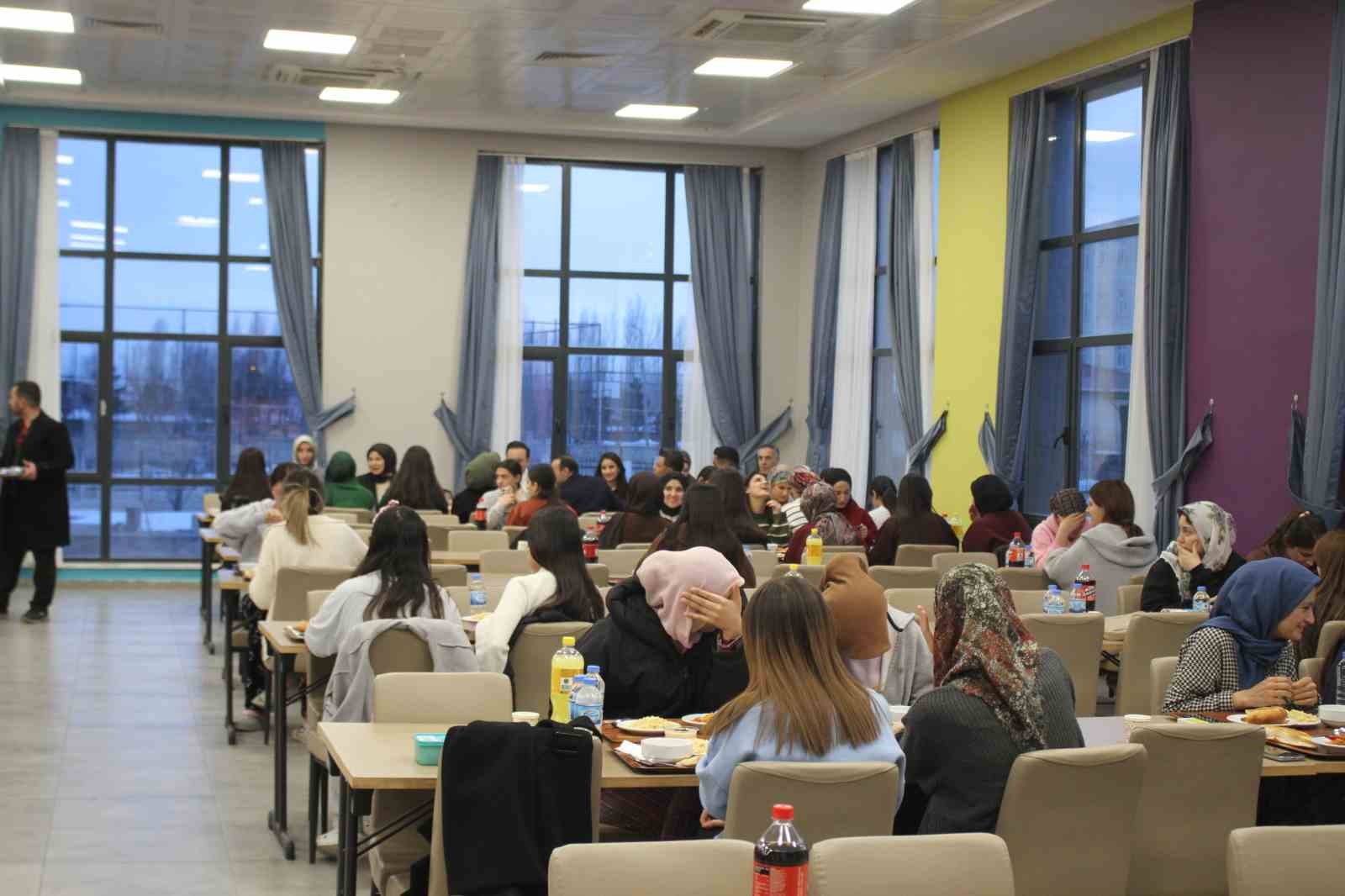 Malazgirt Gençlik ve Spor Müdürlüğü’nden anlamlı iftar buluşması
Malazgirt Gençlik ve Spor Müdürlüğü’nden anlamlı iftar buluşması