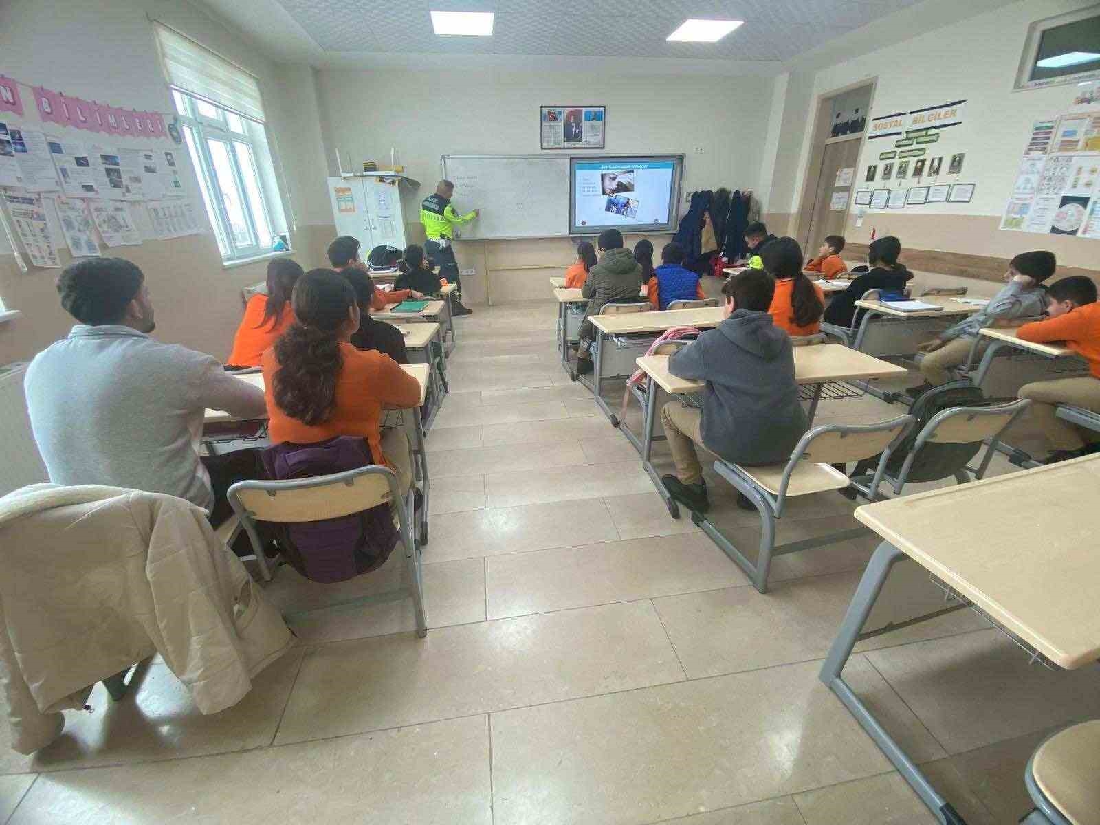 Malazgirt’te 52 öğrenciye trafik eğitimi
