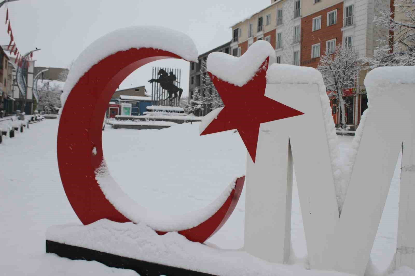 Malazgirt’te bahar beklenirken kar yağdı, araçlar kara gömüldü
