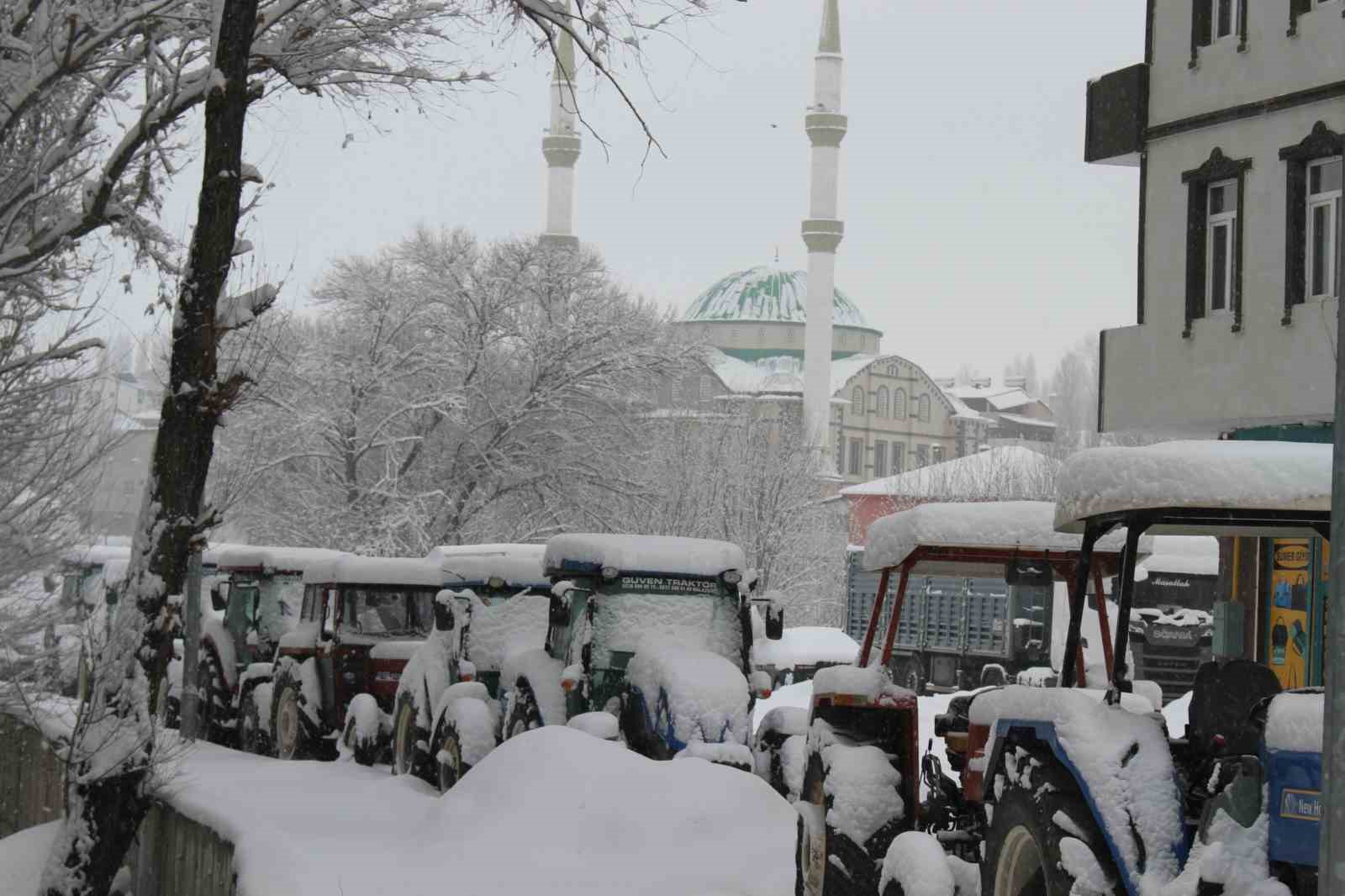 Malazgirt’te bahar beklenirken kar yağdı, araçlar kara gömüldü
