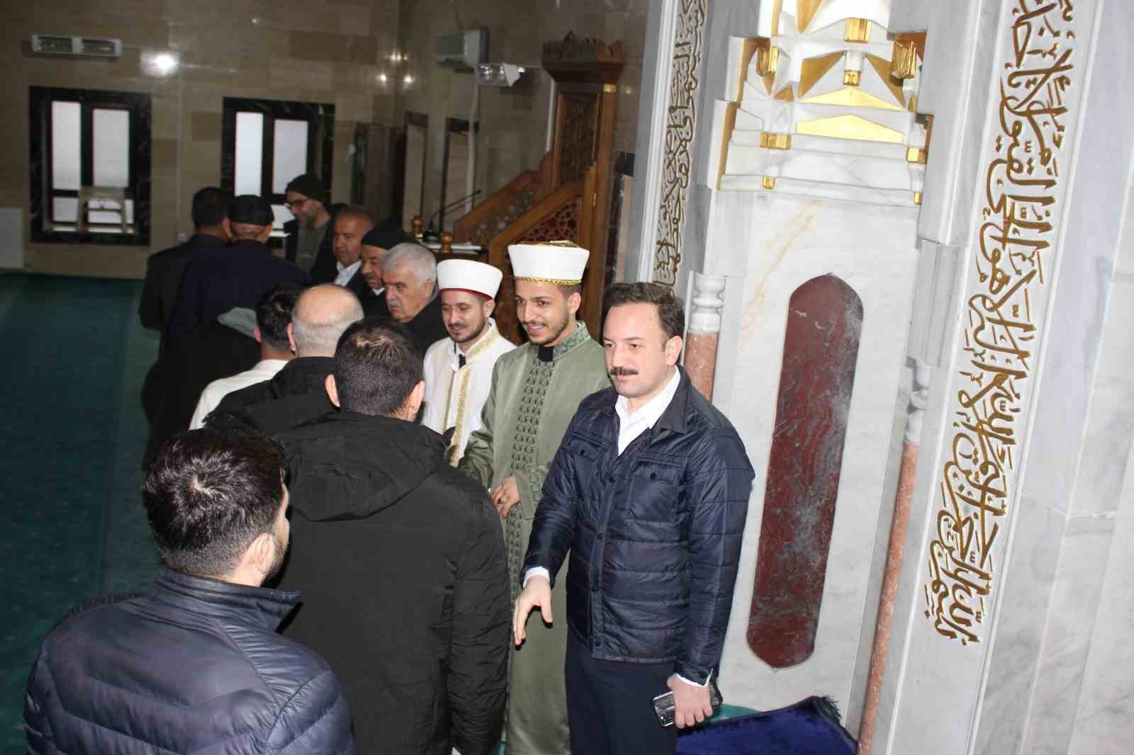 Malazgirt’te bayram namazı coşkusu
