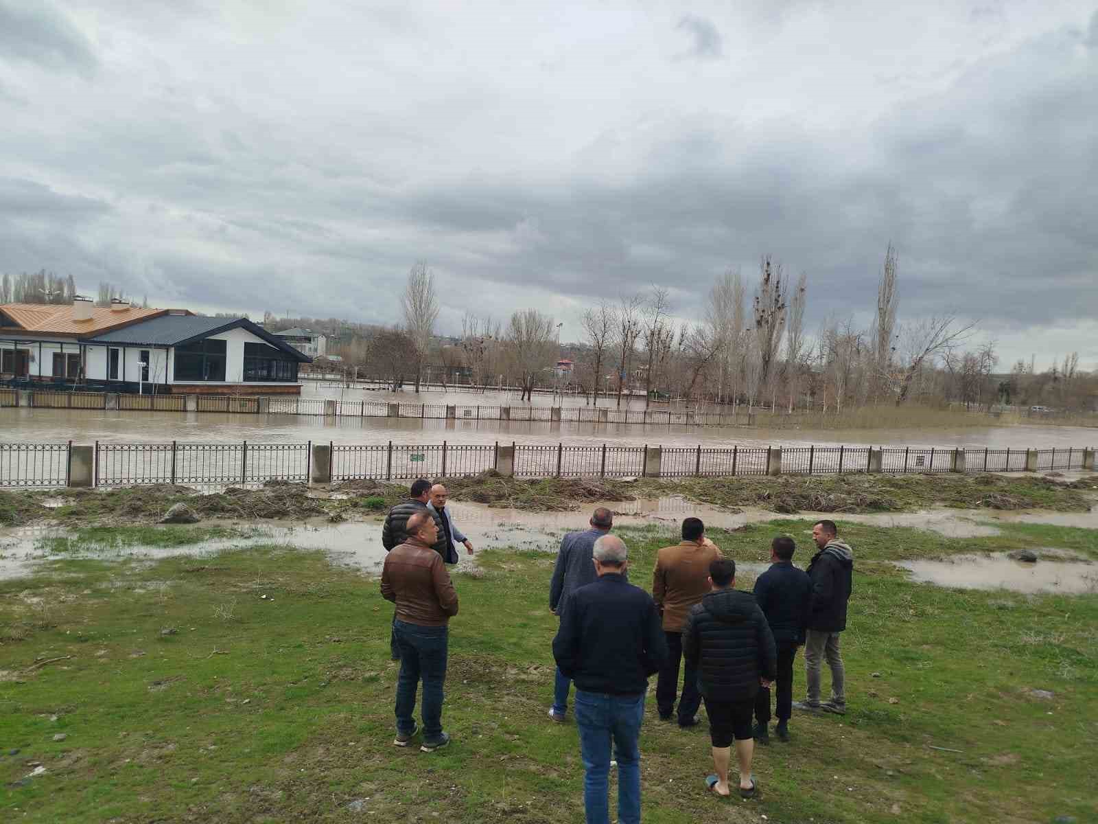 Malazgirt’te sağanak yağış su baskınlarına yol açtı
