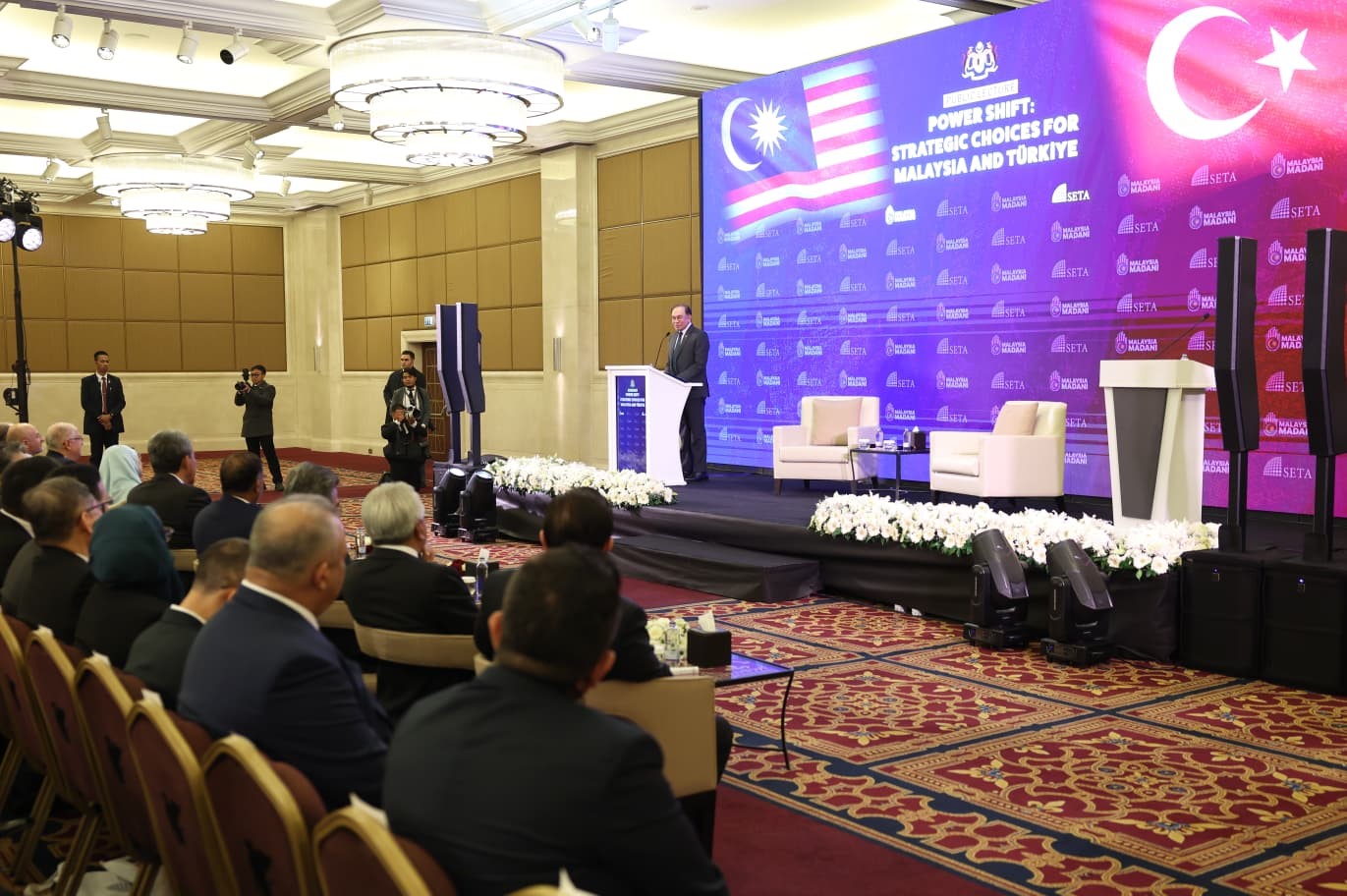 Malezya Başbakanı İbrahim: "Ülkeler arasında görüş ayrılıkları olacaktır ama iletişimin sona ermesi anlamına gelmemelidir"
