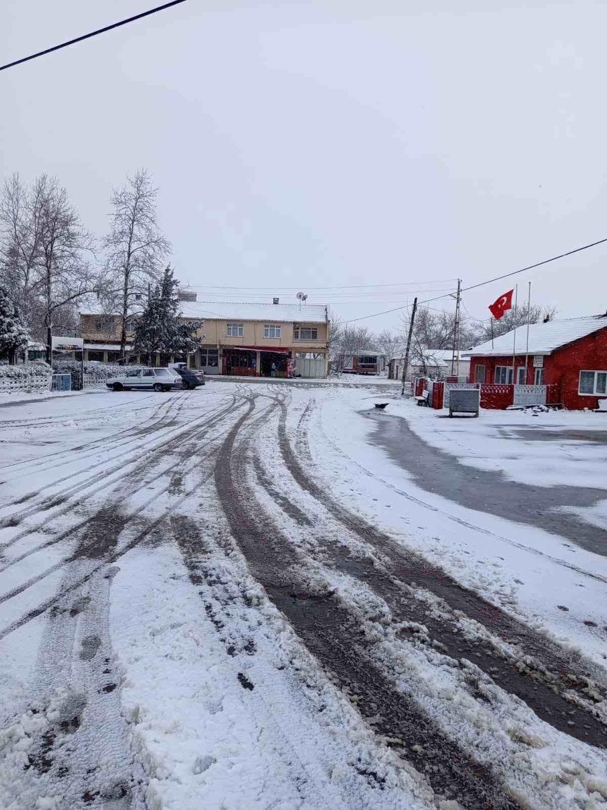 Malkara beyaza büründü : Kar yağışı etkili oluyor
