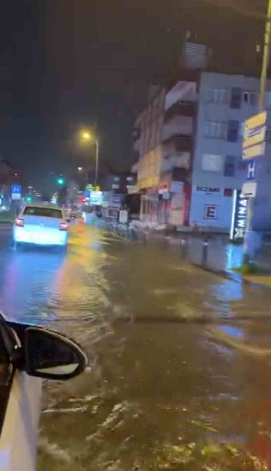 Maltepe’de aniden bastıran sağanak yağış caddeyi göle çevirdi
