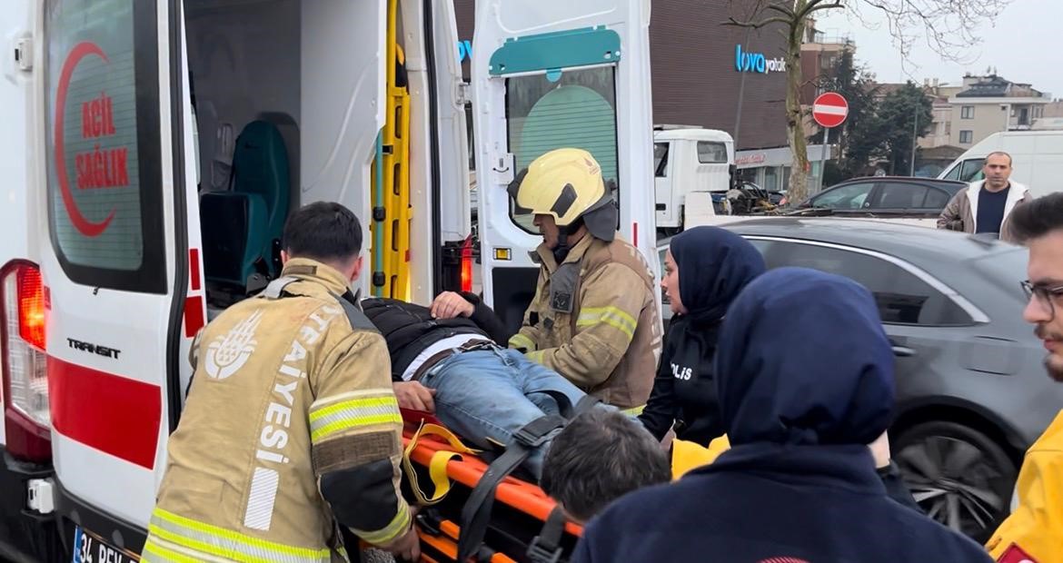 Maltepe’de hafif ticari araç, servis minibüsüne arkadan çarptı: 1 yaralı
