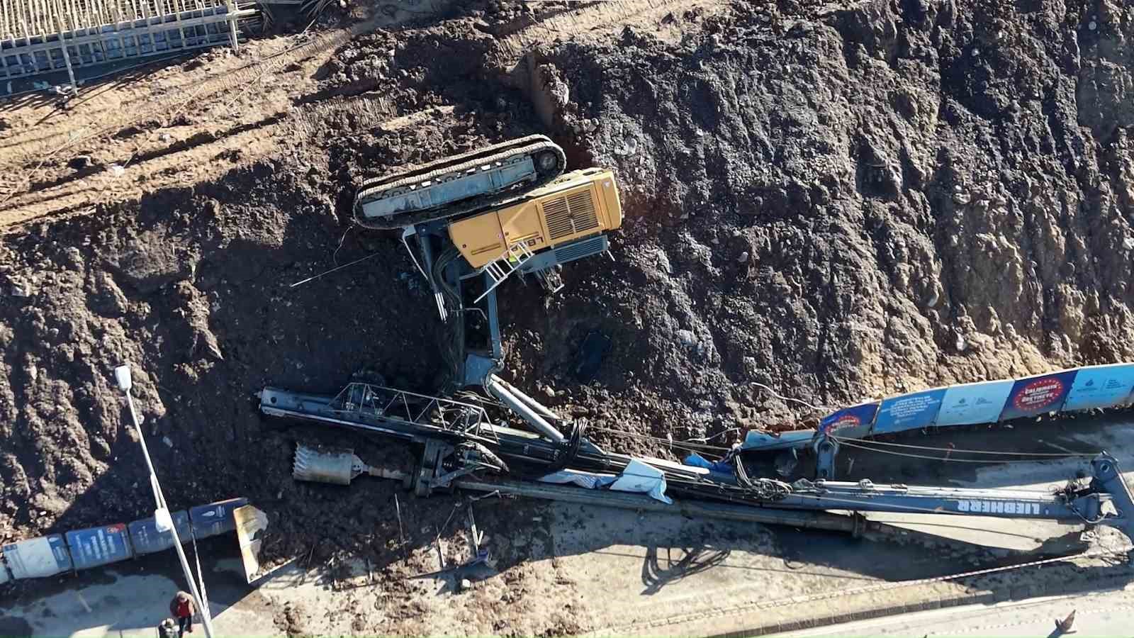 Maltepe’de istinat duvarı güçlendirme çalışmasında iş makinesi devrildi
