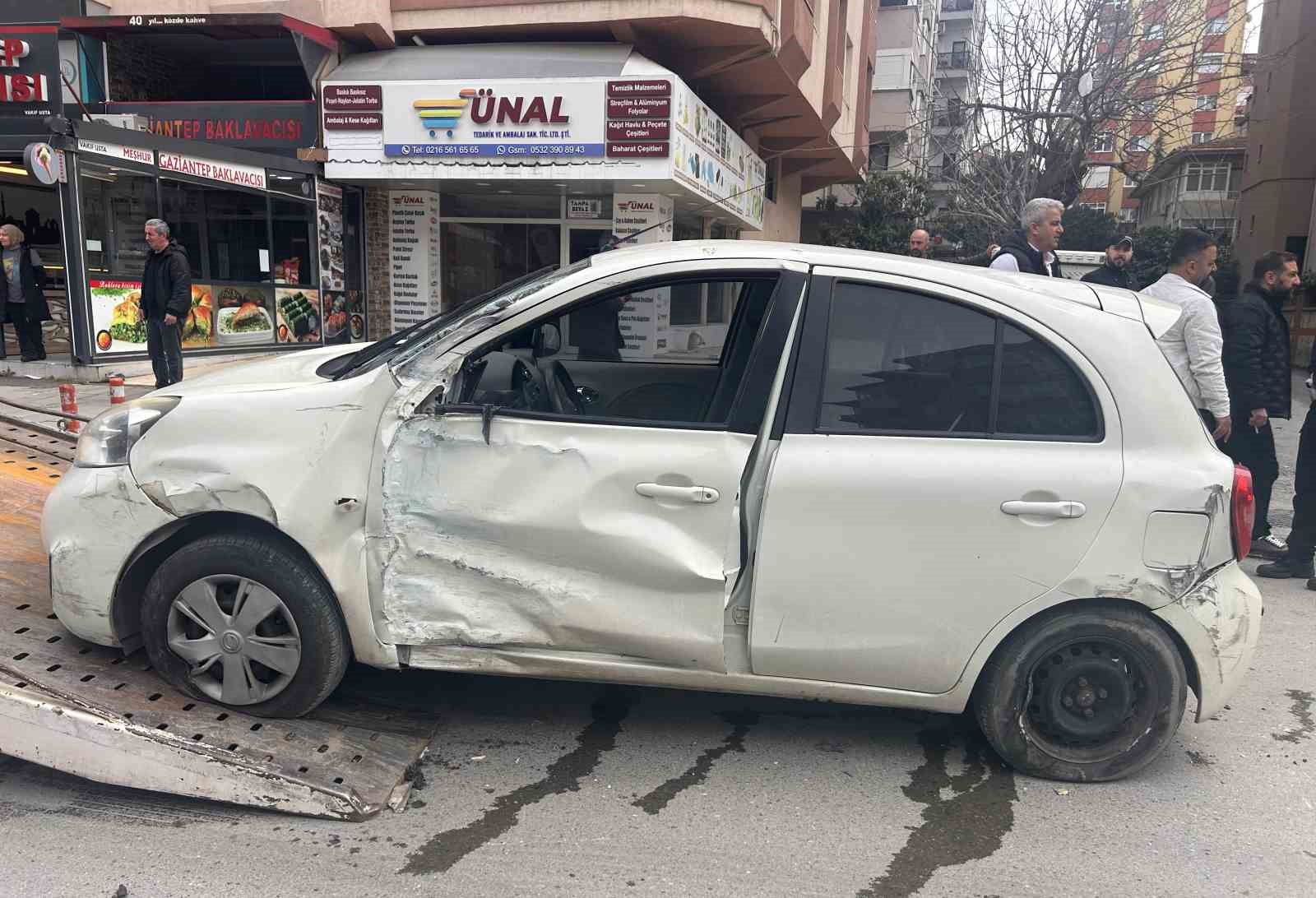Maltepe’de minibüs araca çarptı: Kaza anı kamerada
