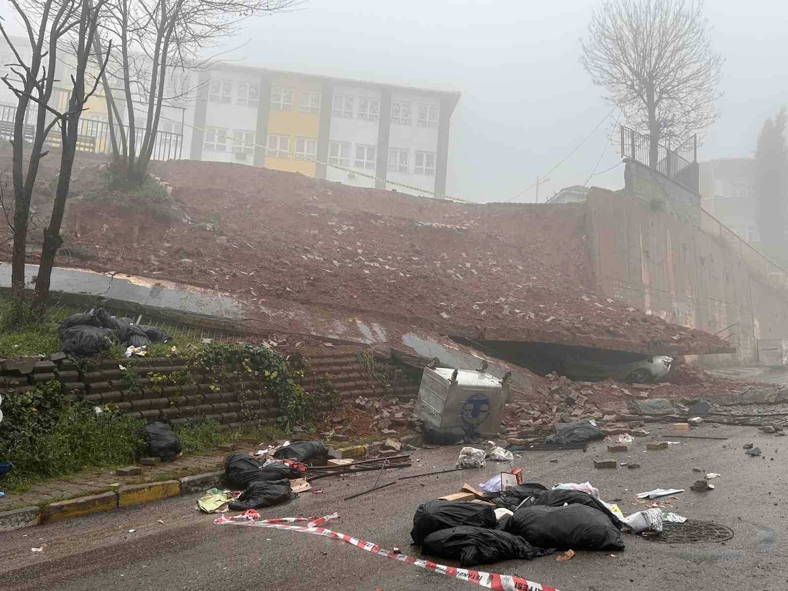 Maltepe’de okulun istinat duvarı çöktü: Araç kullanılamaz hale geldi
