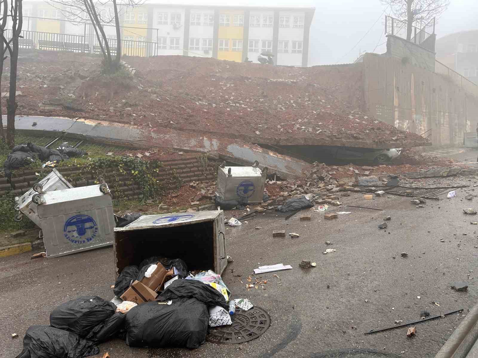 Maltepe’de okulun istinat duvarı çöktü: Araç kullanılamaz hale geldi
