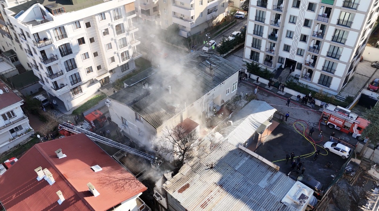 Maltepe’de patlama sesleri sonrası atölye alevlere teslim oldu
Maltepe’de patlama sesleri sonrası atölye alevlere teslim oldu