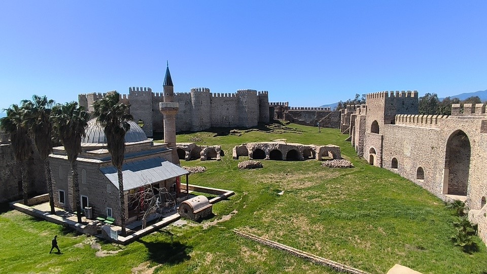 Mamure Kalesi camisinde 700 yıldır ibadet sürüyor
