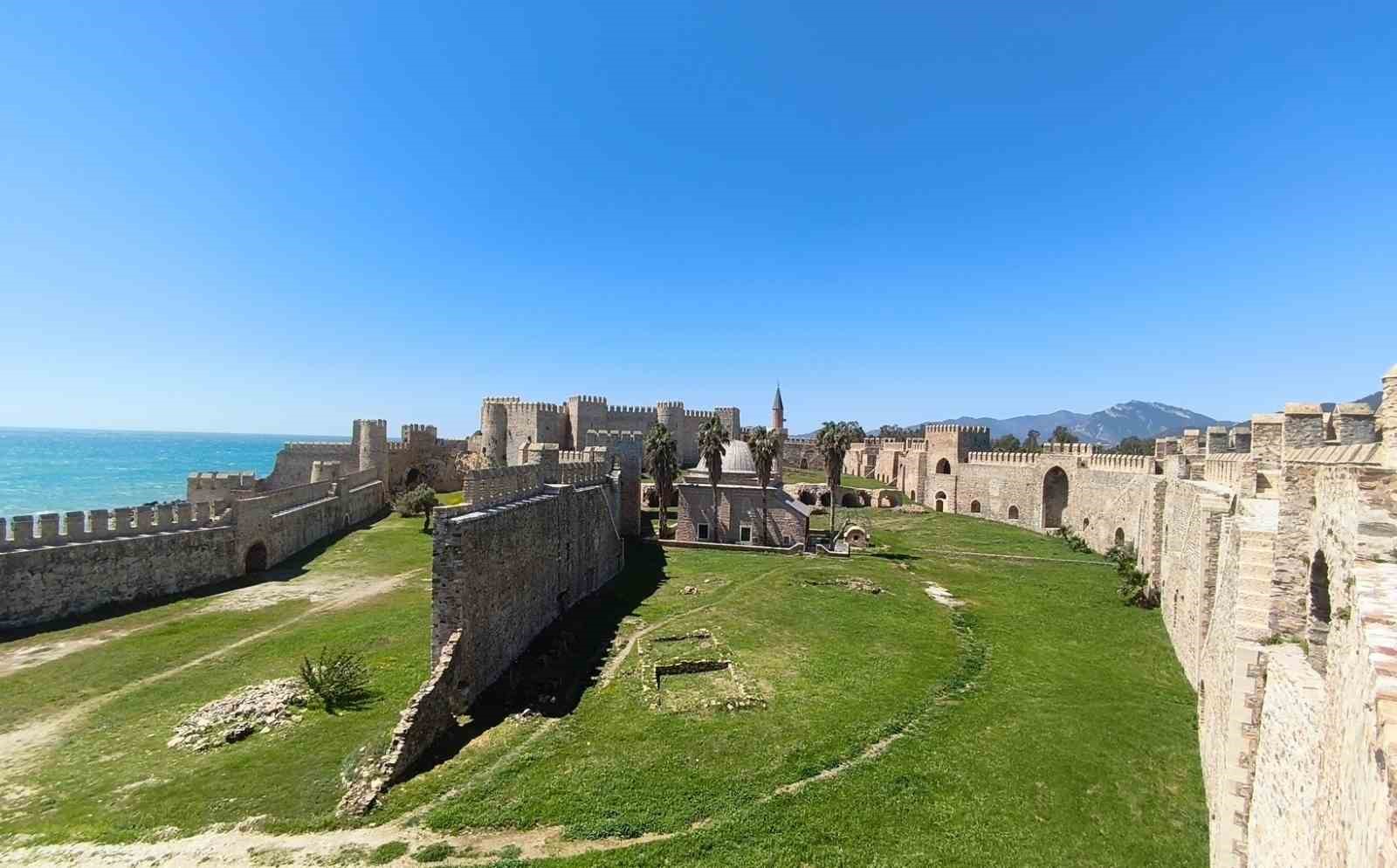 Mamure Kalesi camisinde 700 yıldır ibadet sürüyor
