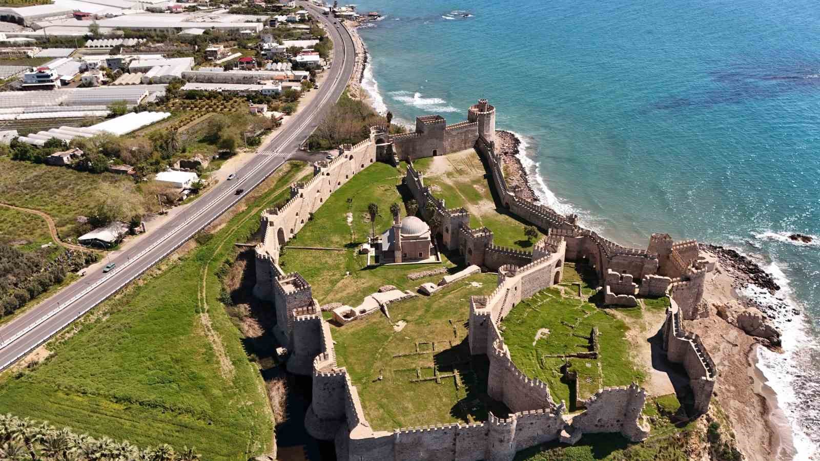 Mamure Kalesi camisinde 700 yıldır ibadet sürüyor
