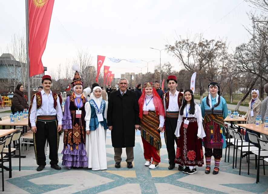 Manas Üniversitesi’nden 8 bin kişiye geleneksel sokak iftarı
